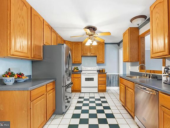 5th image of 1075 Sun Valley Dr