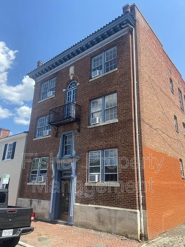 1 bed, 1.0 bath, 685 sqft, $1,295 — Photo 2