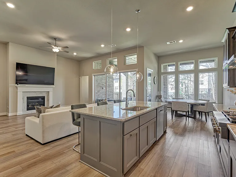 1716 Encino Blvd — Photo 22