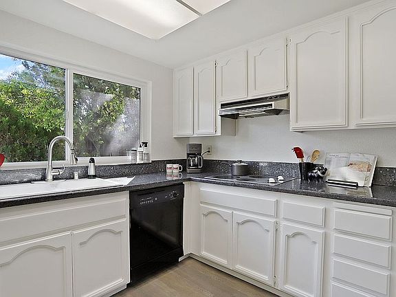 4th image of 2928 Azevedo Dr