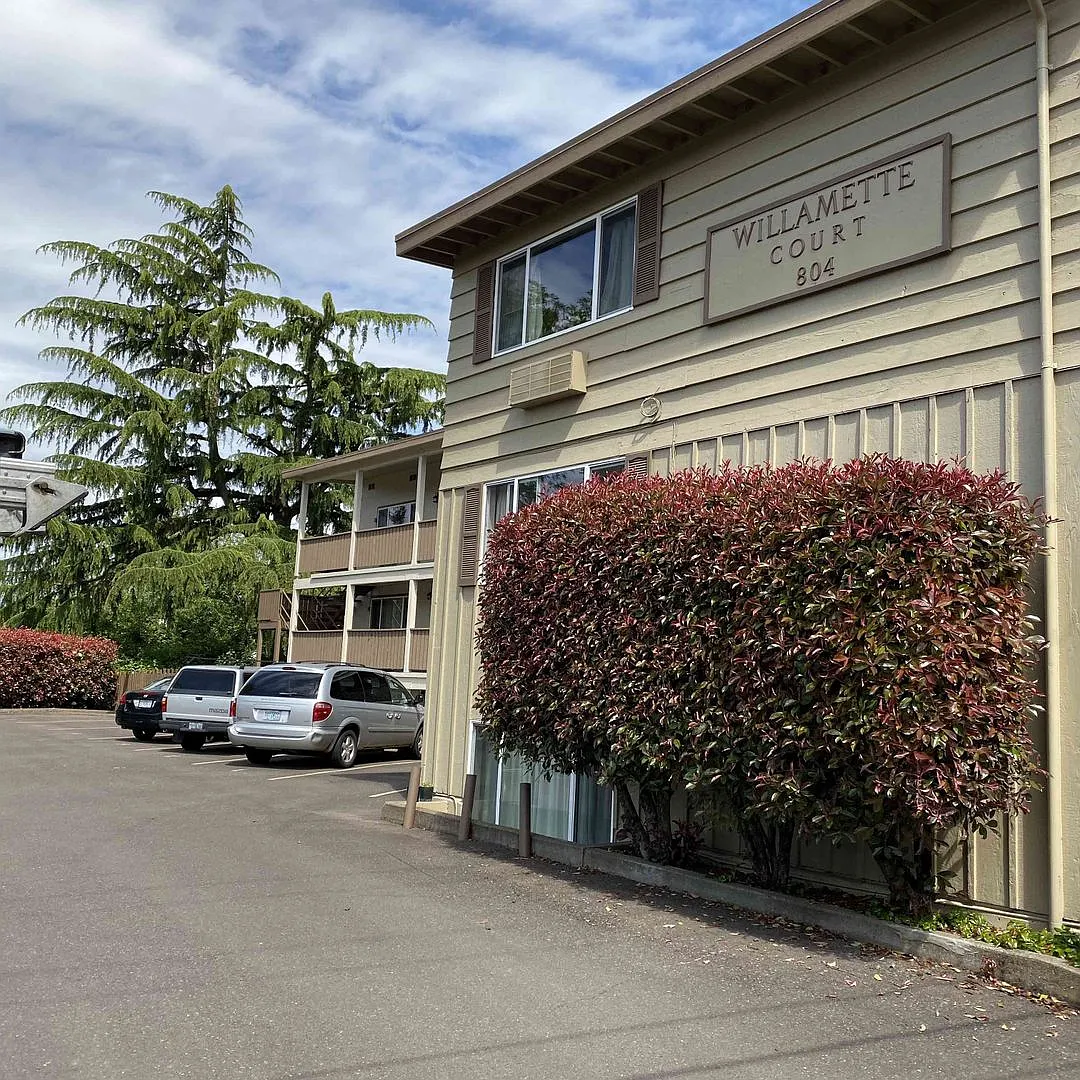 xWillamette Court — Photo 1