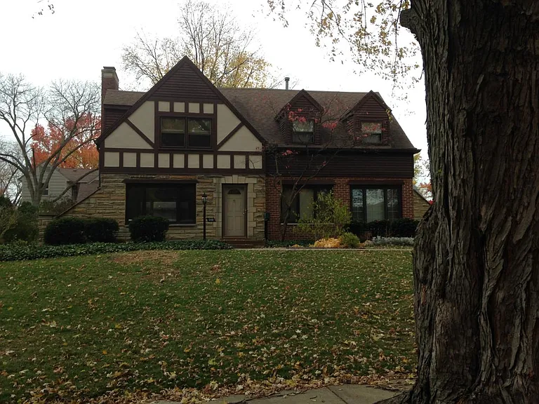 549 Woodview Dr — Photo 1