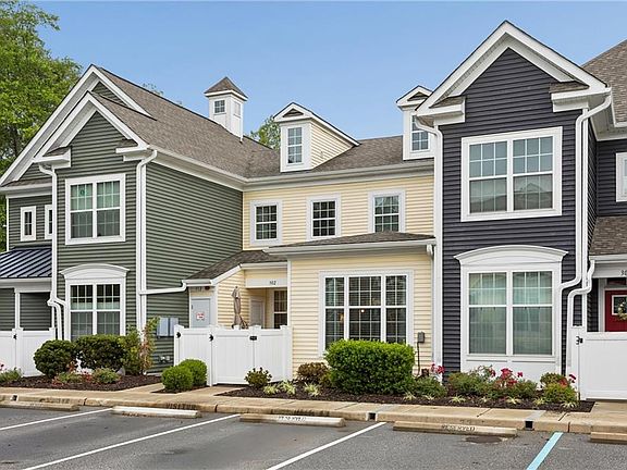 3rd image of 302 Promenade Ln
