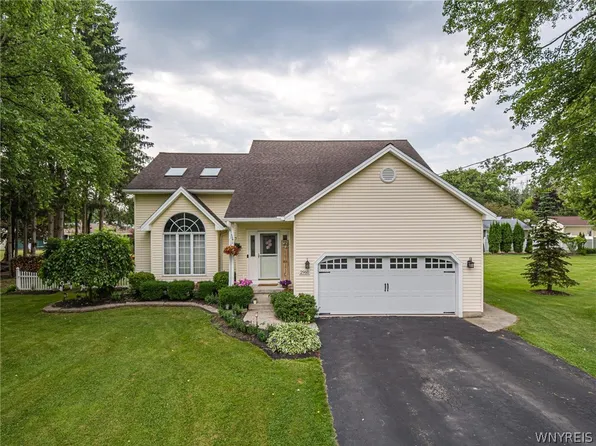 2960 Rosemarie Cir, Newfane, NY 14108