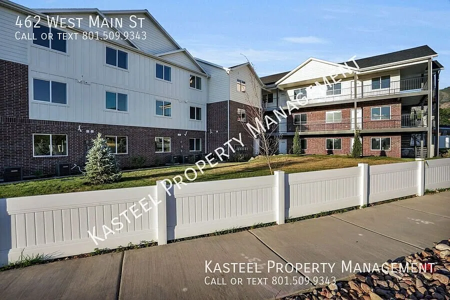 462 W Main St