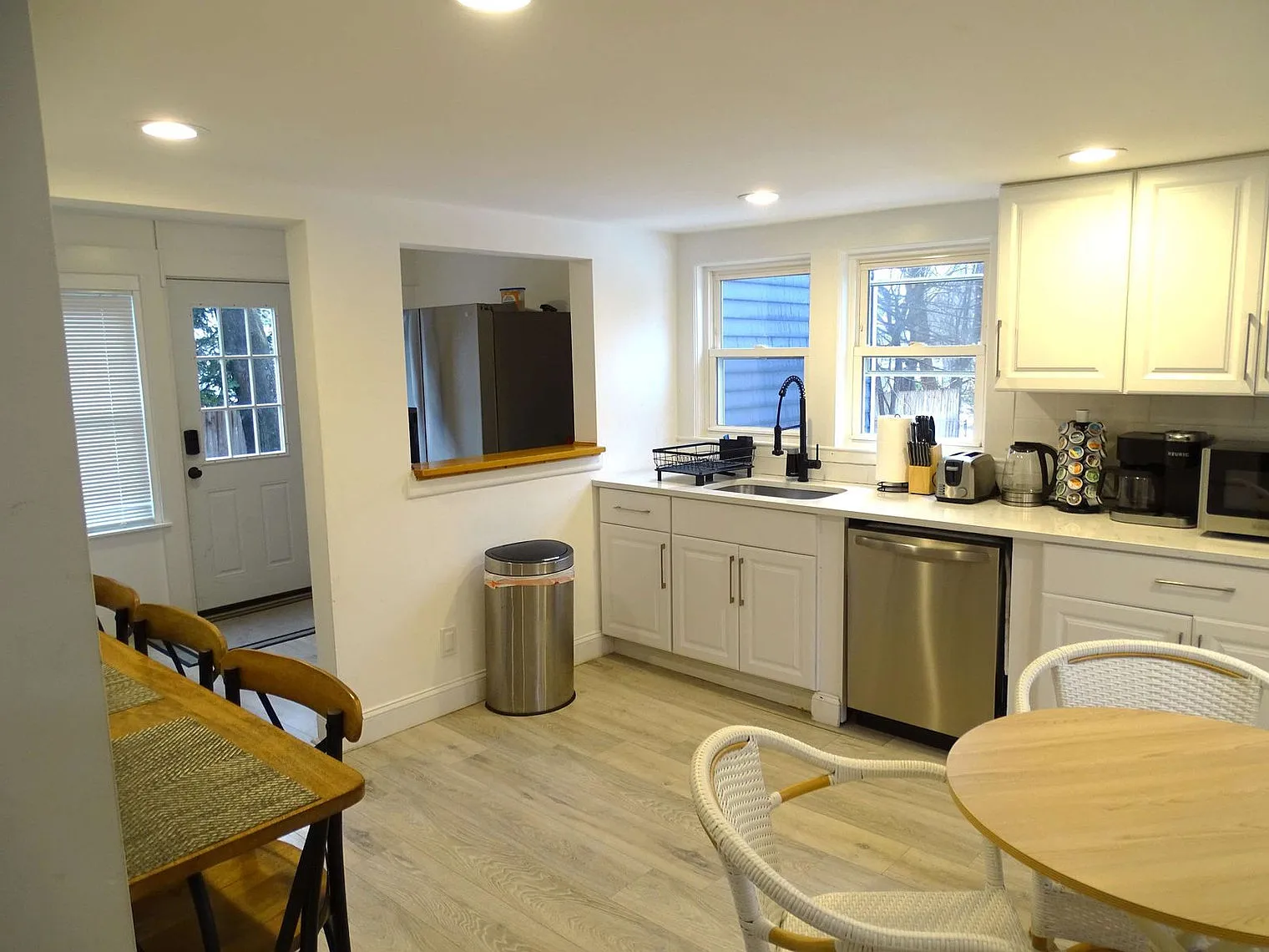 3 bed, 1.0 bath, 1097 sqft, $7,210 — Photo 3