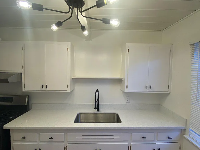 1182 Holmes Ct — Photo 2