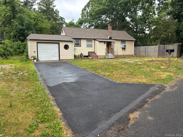 86 N Washington Avenue, Centereach, NY 11720