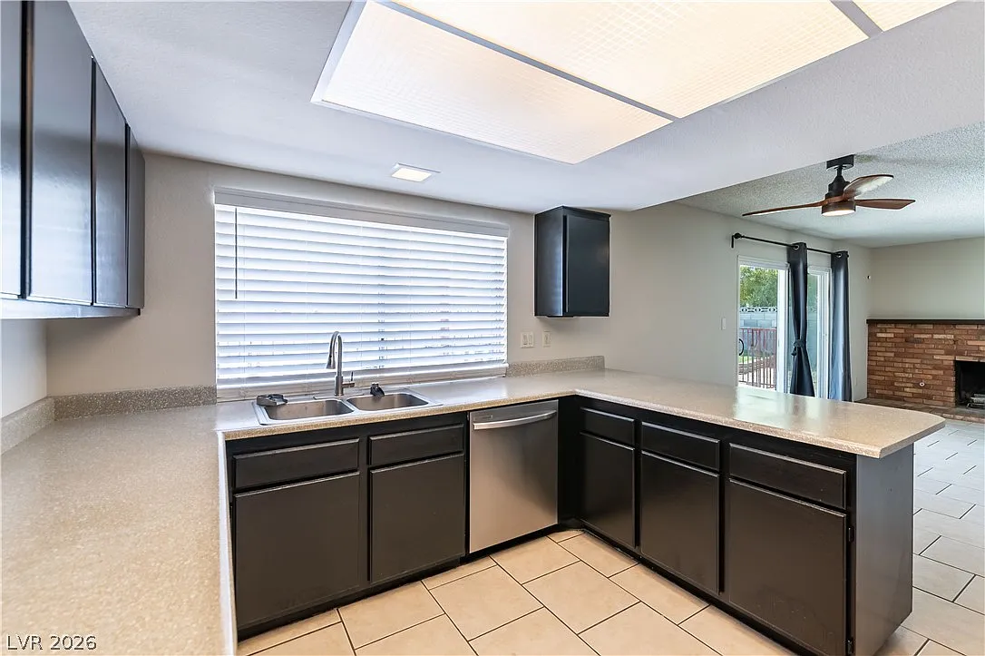 4 bed, 2.5 bath, 2438 sqft, $2,695 — Photo 3