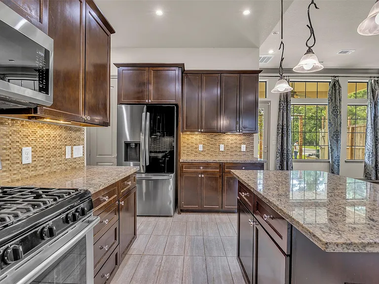 1535 Woodbend Park W — Photo 18