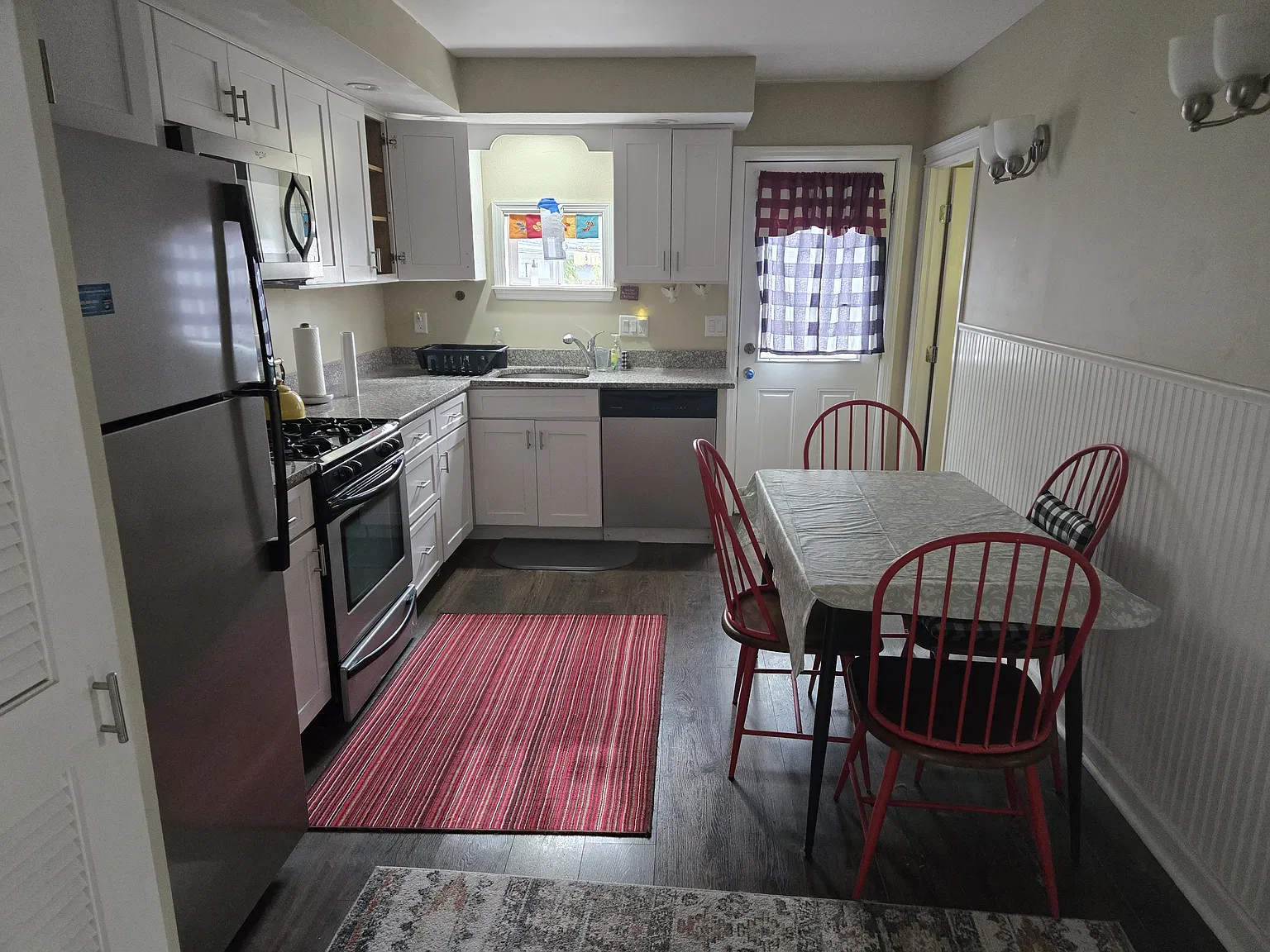 3 bed, 900 sqft, $2,400 — Photo 3