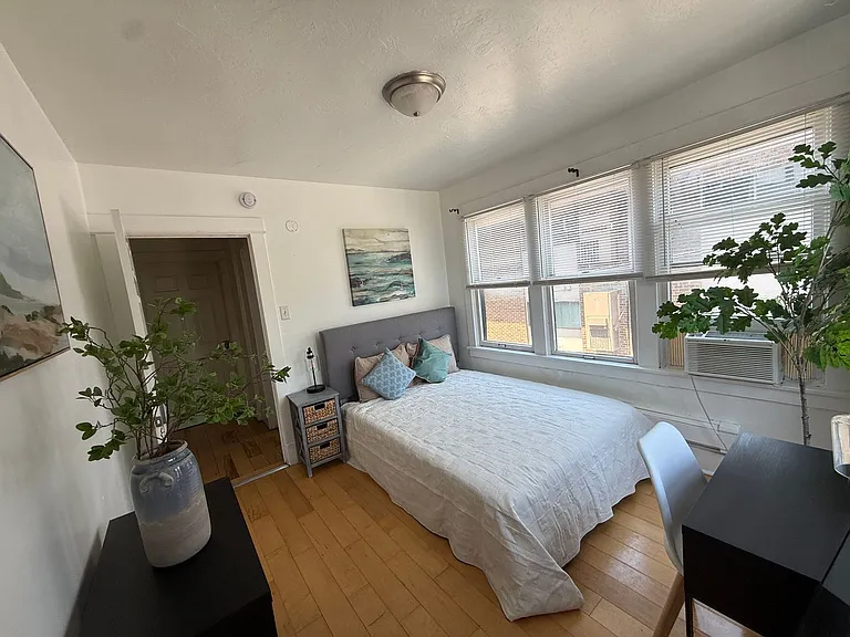 156-162 168 I St — Photo 3