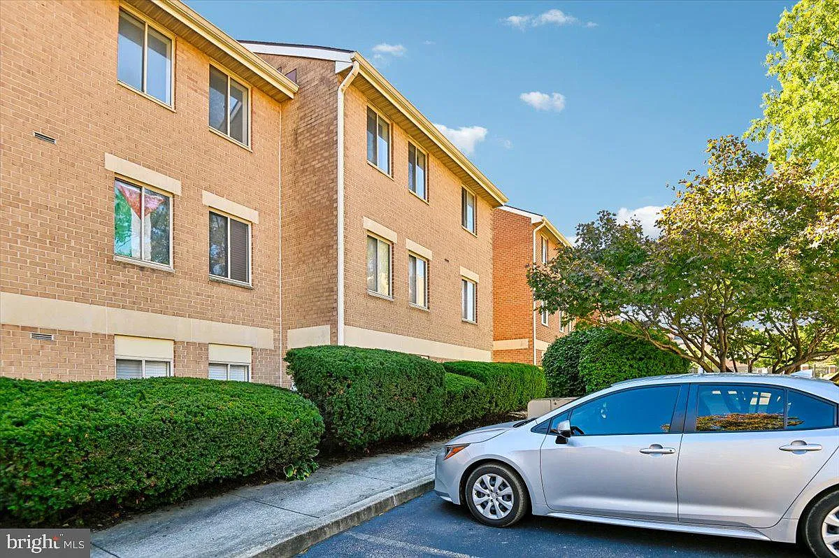 2 bed, 2.0 bath, 1033 sqft, $2,250 — Photo 2