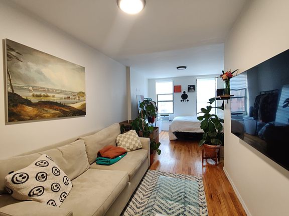 2nd image of 139 Jefferson Ave APT 2R
