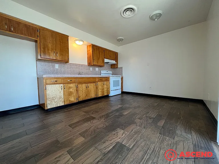 1500-1504 Owens Street — Photo 4