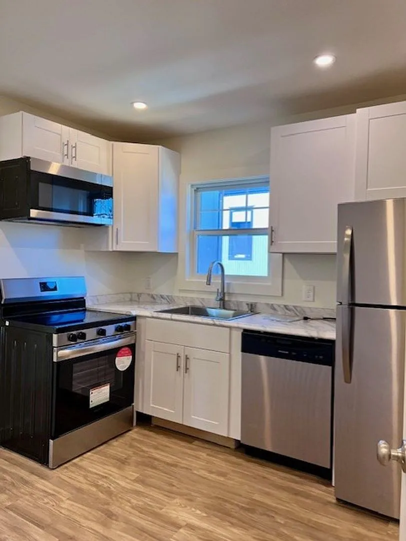 549 Albany Ave - Apts — Photo 4