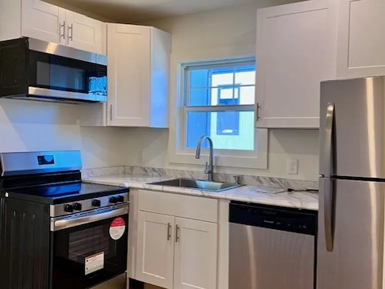 549 Albany Ave — Photo 2