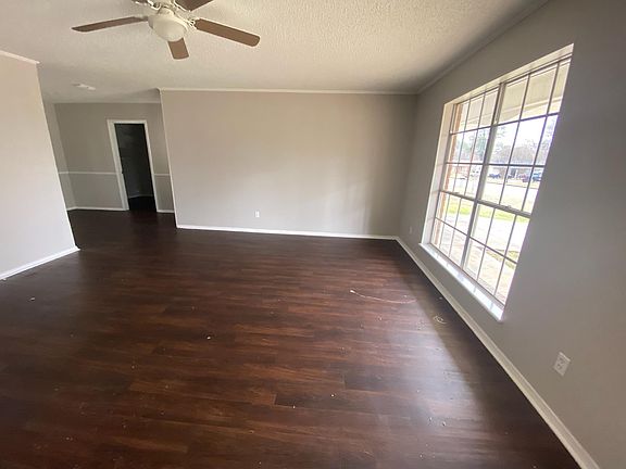 5th image of 403 Deerwood Dr