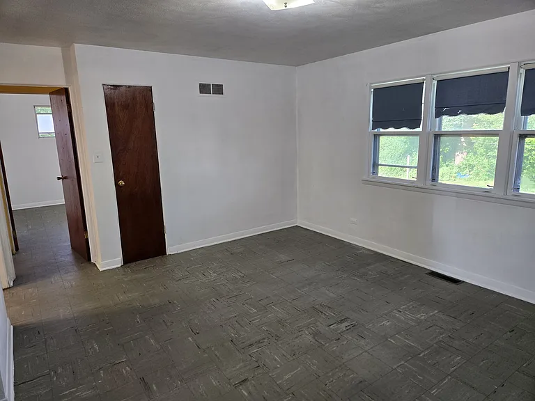 1117 S Saxby Ave — Photo 7