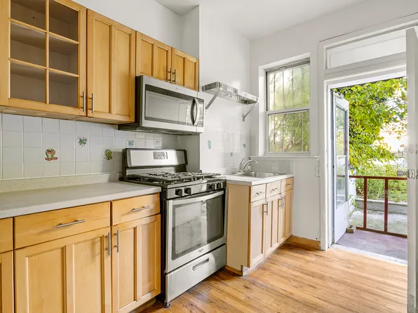 1437 Lincoln Place image 3 of 11