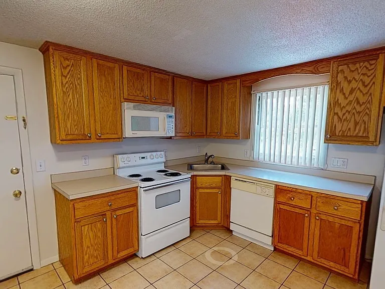 25 Franklin St #D — Photo 4