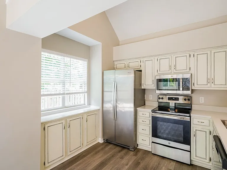 1208 Wembley Dr — Photo 7