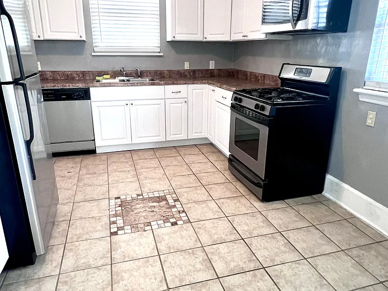 210 Pennsylvania Ave #1 — Photo 11