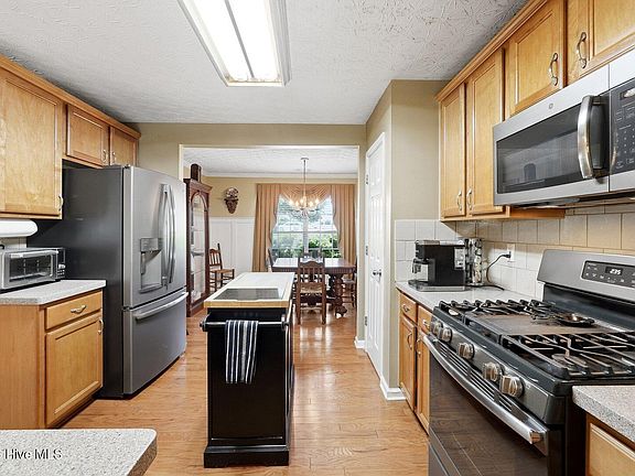 3rd image of 324 Woodland Pass