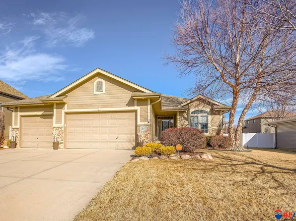 7628 Leawood St, Papillion, NE 68046