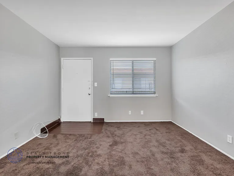 228 West Carson — Photo 10