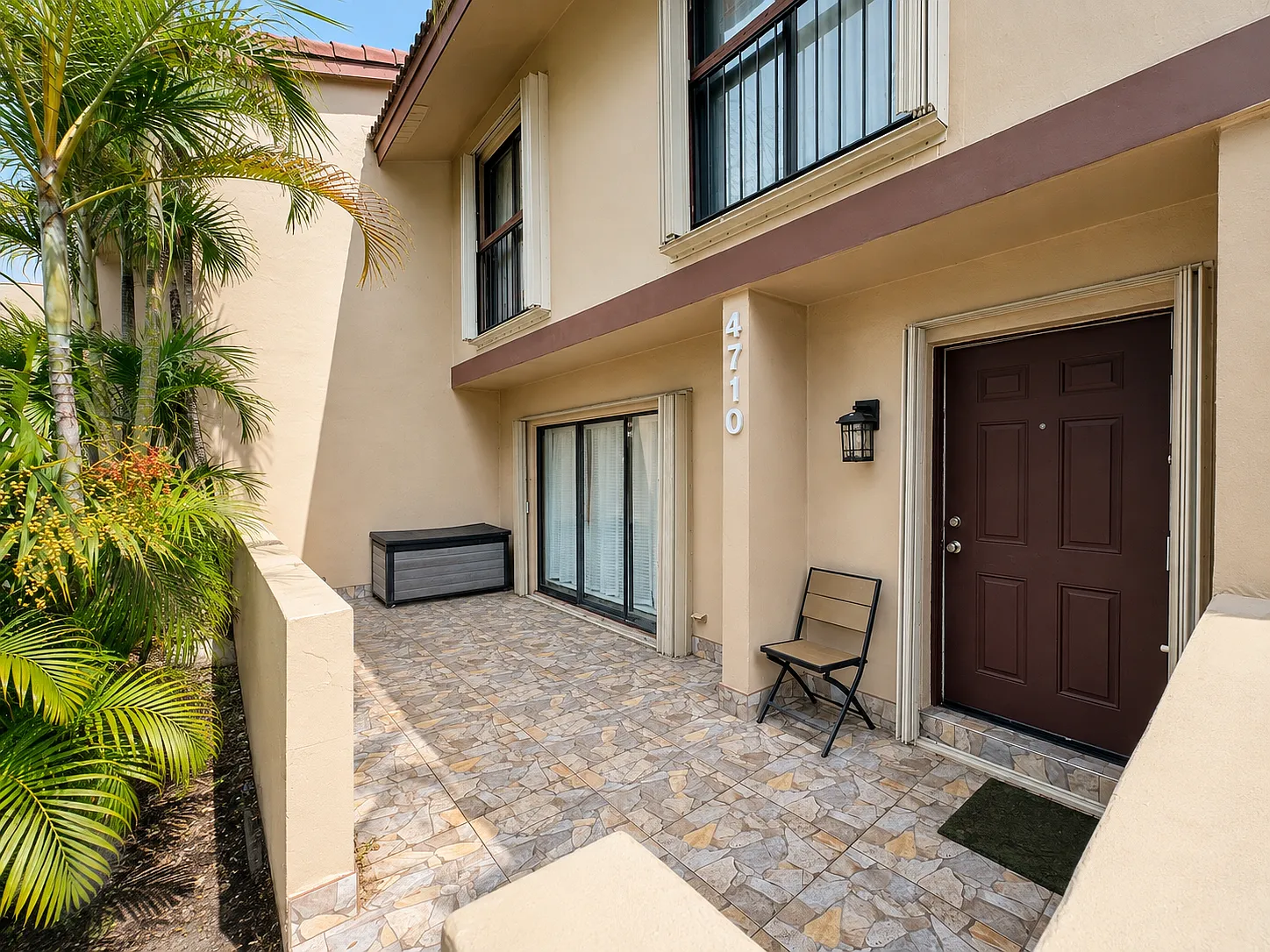 4 bed, 2100 sqft, $3,749 — Photo 2