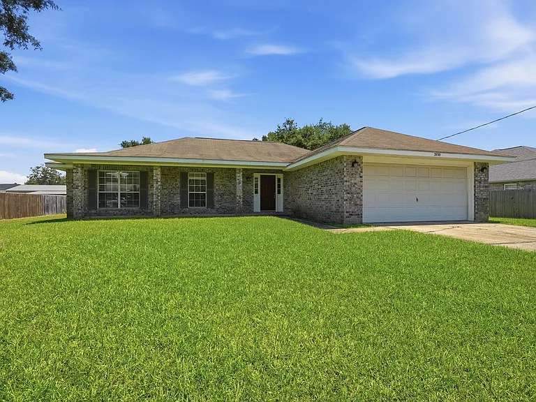 2030 Hawthorne Dr — Photo 2