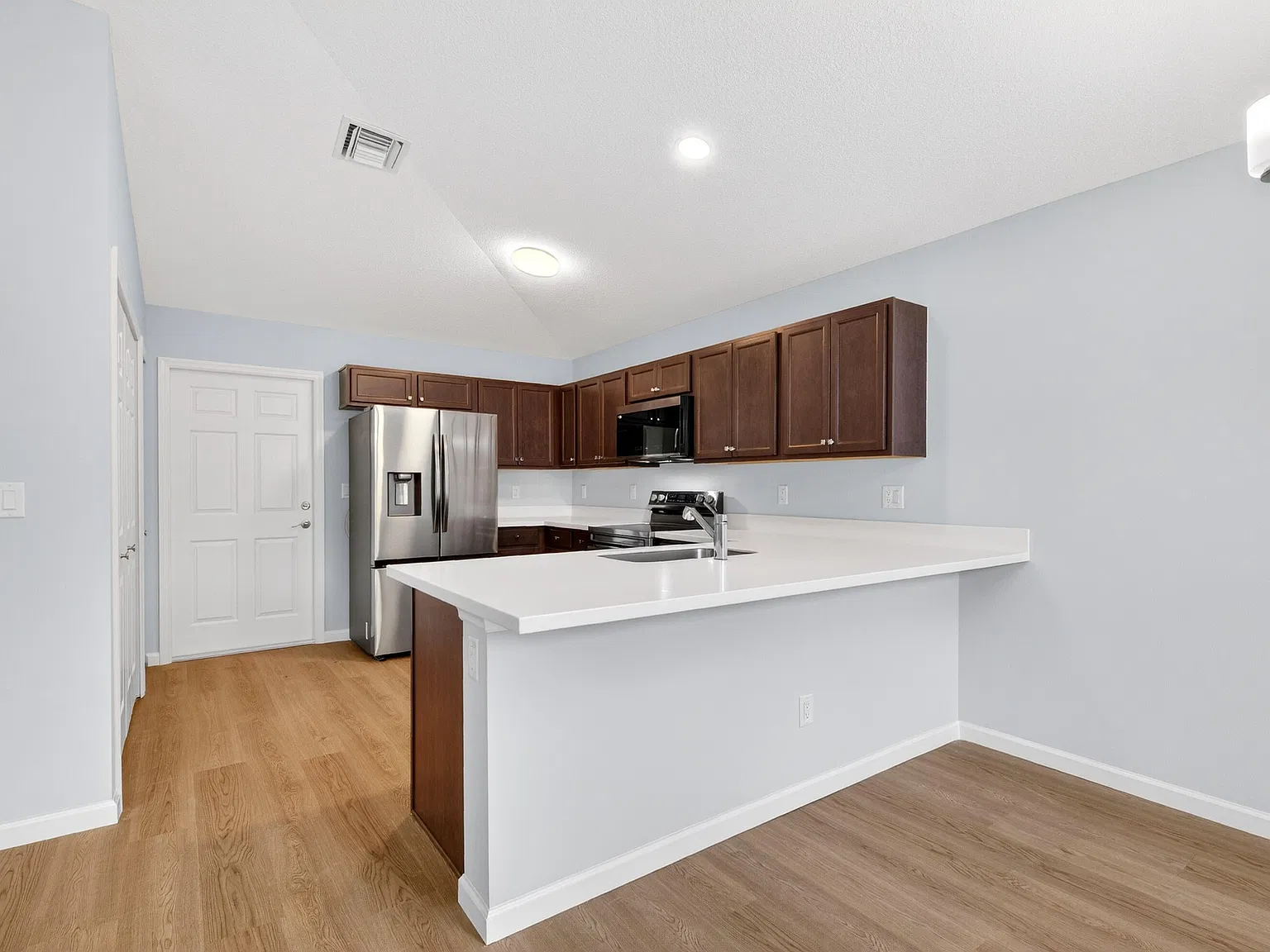 3 bed, 2.0 bath, 1204 sqft, $2,500 — Photo 4