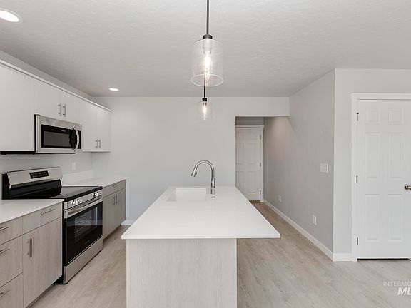 5th image of 115 Caribou St