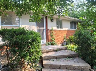 17 Kingsbury Ave #1, Ottawa, ON K2G 3E5