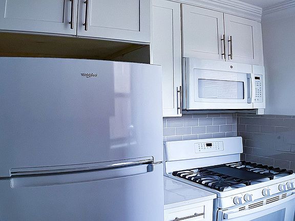 2nd image of 3206 Fairfield Ave APT 5J