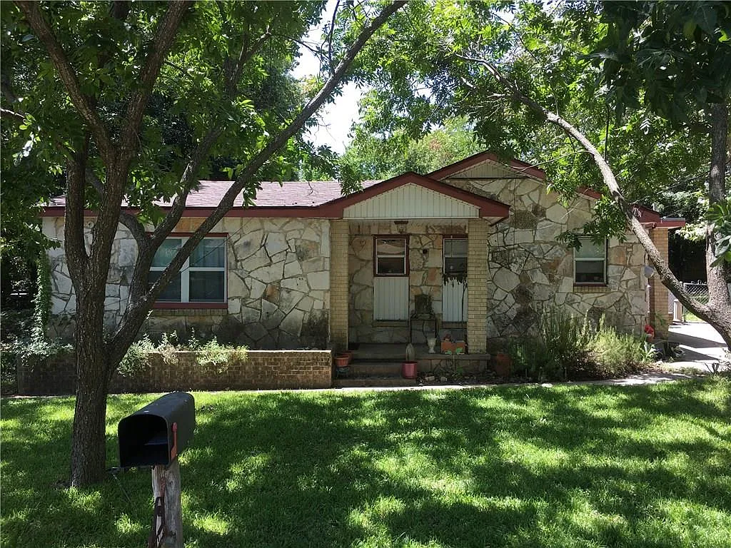 3 bed, 2.0 bath, 1279 sqft, $1,800 — Photo 1