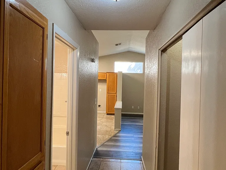 2752 Houston Ave — Photo 10