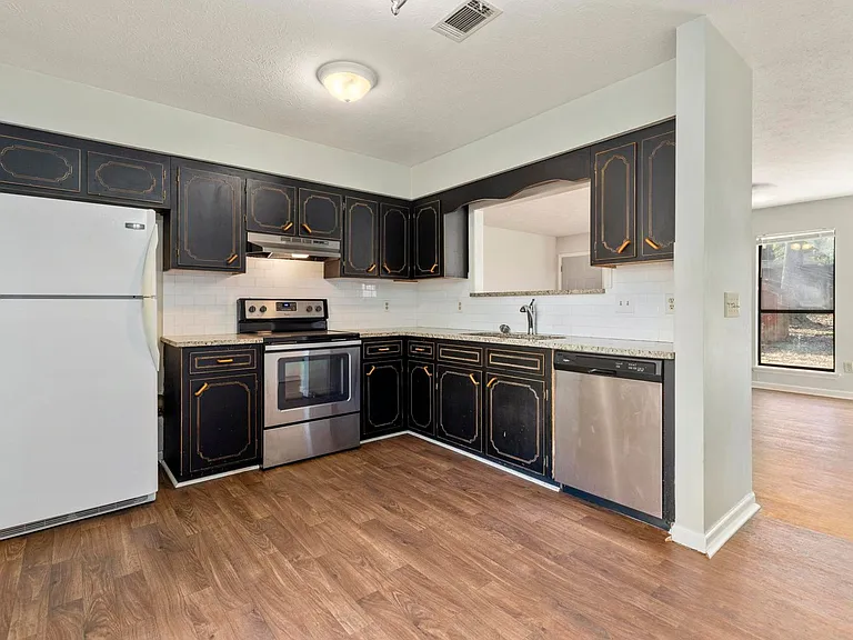 233 N Cedarbrook Dr — Photo 5