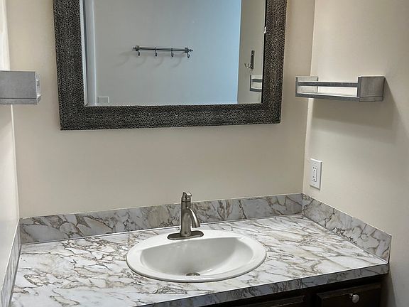 5th image of 720B Eastside Dr Unit 1