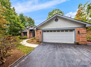 811 Sunlight Ridge Dr, Hendersonville, NC 28792