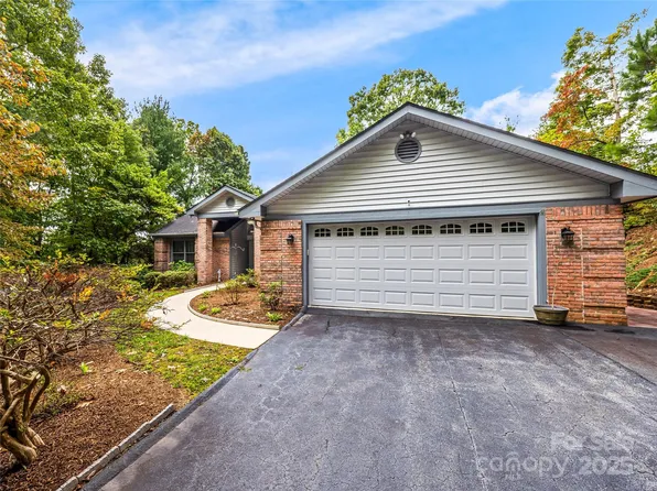 811 Sunlight Ridge Dr, Hendersonville, NC 28792