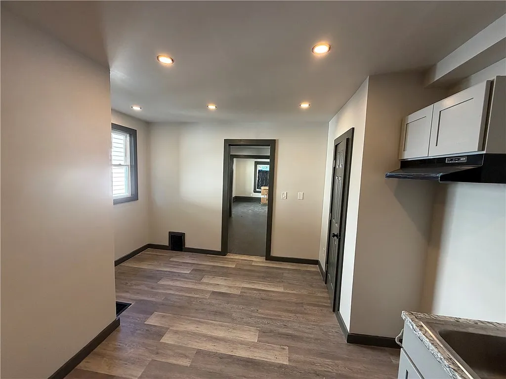 3 bed, 1.5 bath, 2405 sqft, $1,600 — Photo 3