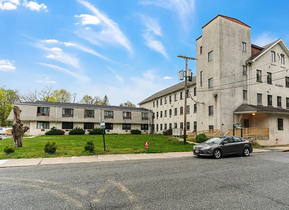 6 Railroad Ave #1