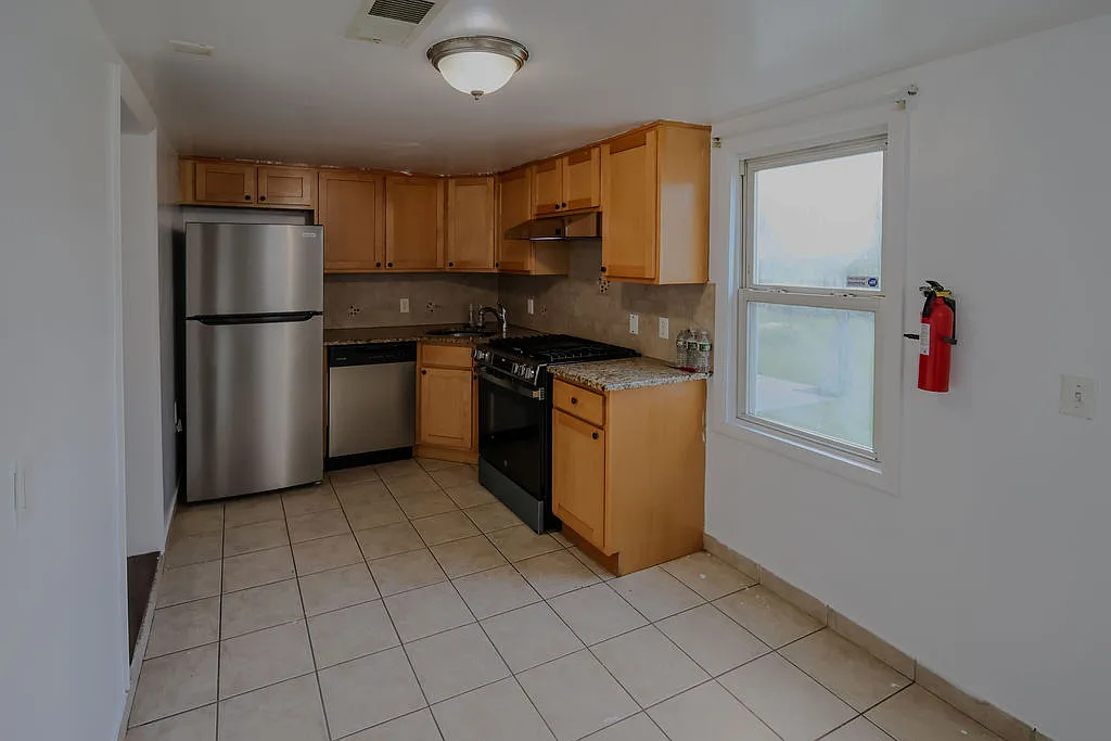 3 bed, 1.5 bath, 1074 sqft, $3,150 — Photo 2