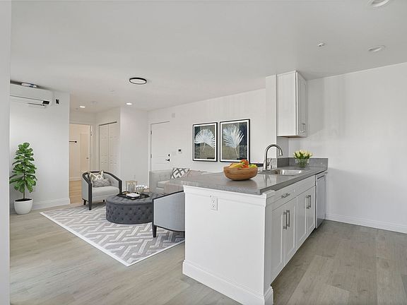5th image of 2428 Highland Ave #204