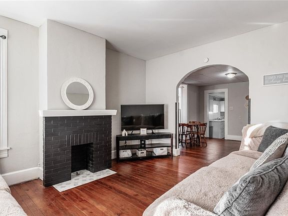 3rd image of 405 Foster Ave