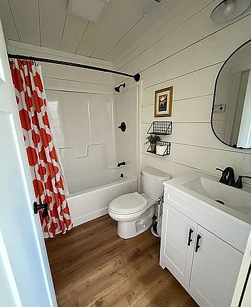 Bath 1 with shower/tub combo