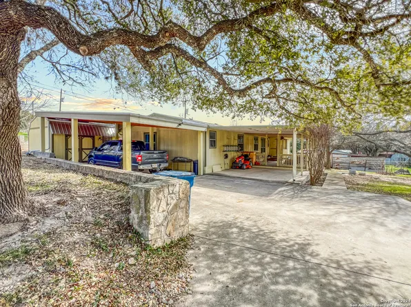 115 Candlelite Dr, Ingram, TX 78025