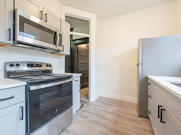 2nd image of 2411-2417 NE Glisan St #2415